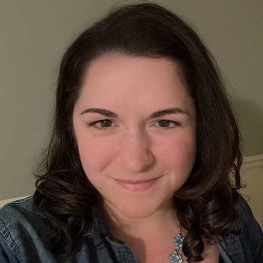 Steph - Marketing Headshot